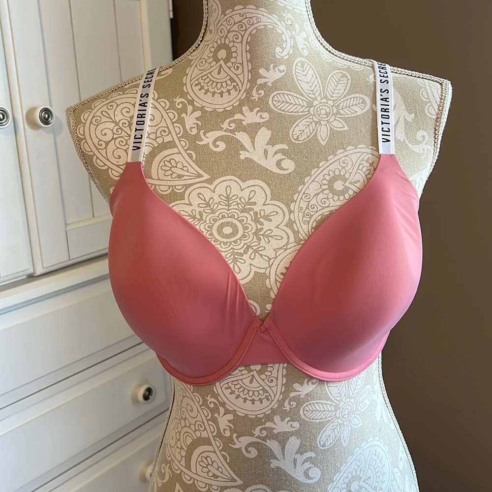 • Victoria’s Secret mauve pink bra with VS straps, 34DDD •